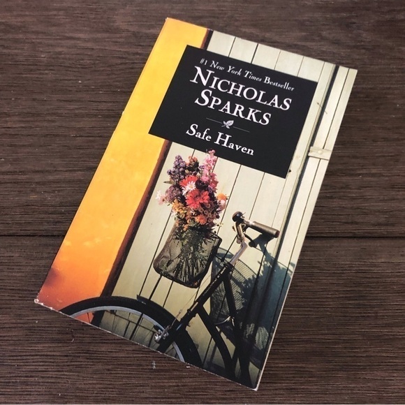 Safe Haven by: Nicholas Sparks paperback book - Picture 1 of 4